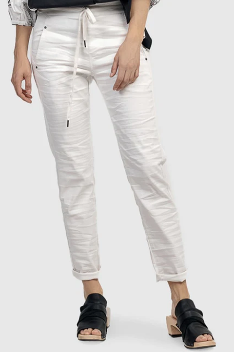 Iconic Stretch Jean in White Serpent