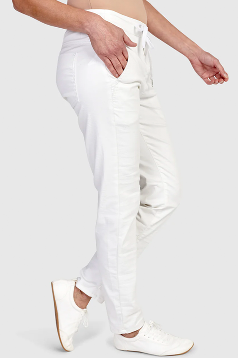 Iconic Stretch Jean in White Serpent